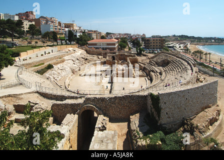 Front de la ruine romaine amphithéâtre en espagnol paysage urbain à côté mer Méditerranée Site du patrimoine mondial de l'UNESCO Tarragona Espagne Costa Daurada resort Banque D'Images
