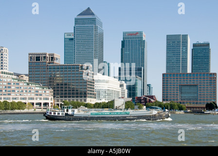 Tamise barge Bateau banner favorise le déplacement du ciment en vrac pour sauver Readymix camion camion transport routier passe Canary Wharf East London Docklands UK Banque D'Images