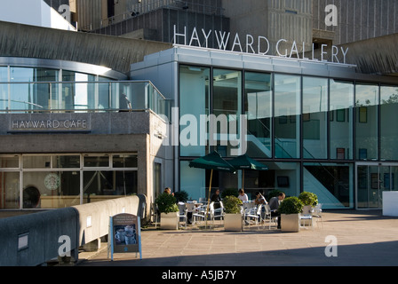 La Hayward Gallery et le café dans le complexe Southbank avec des gens à des tables en plein air Banque D'Images