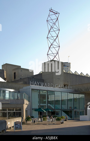 Hayward Gallery art & lieu tour éclairage du toit terrasse d'un café accessible partie de Southbank ou Rive Sud complexe artistique Lambeth London England UK Banque D'Images