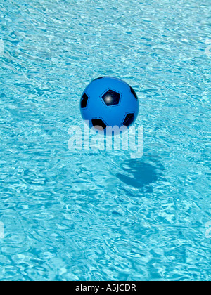 Football bleu floating in pool Banque D'Images