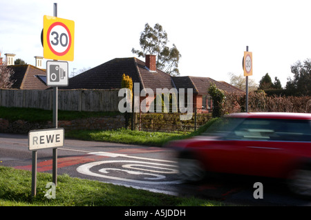 La vitesse de l'automobiliste dans un village par Devon 30mph et la vitesse d'affichage de l'appareil photo Banque D'Images