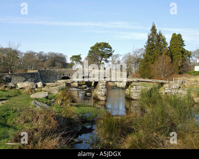 Clapper bridge près de Dartmoor Postbridge Angleterre Devon UK Banque D'Images