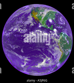 Image prise le 25 août 1992 par satellite météo NOAA GOES-7 des Amériques et de l'ouragan Andrew, le temps qu'elle touche terre. Banque D'Images