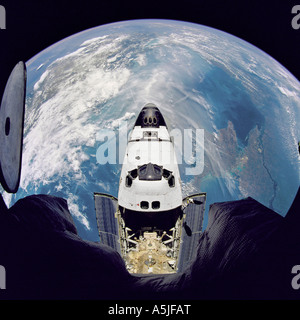 Fish-eye view de la navette spatiale Atlantis vu de la station spatiale russe Mir. Date : 06/29/1995 Banque D'Images