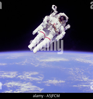 Spécialiste de mission, Bruce McCandless II dans l'espace. 02/11/1984 Banque D'Images