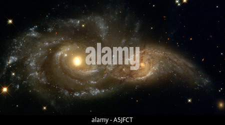 Le pâturage d'une rencontre entre deux galaxies spirales. Banque D'Images