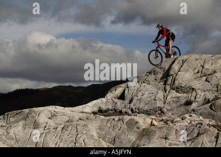 En vélo de montagne femelle Kirroughtree, Ecosse, Royaume-Uni Banque D'Images