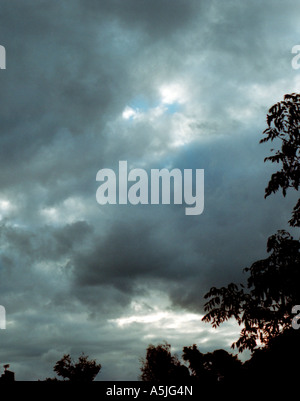 Les nuages de tempête rouler dans plus de ciel bleu Banque D'Images