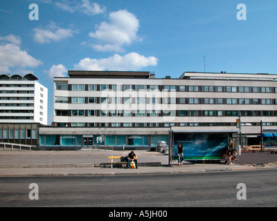 Arrêt de bus et les blocs d'appartements dans la ville Jyväskylä Jyvaskyla Finlande Banque D'Images