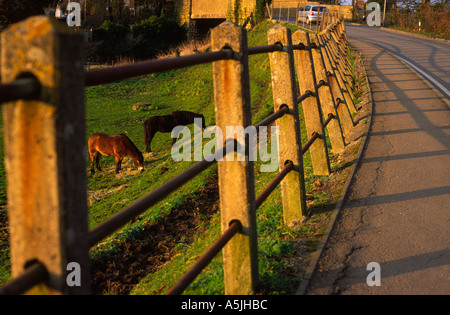 Une voiture moderne d'une conduite en ville de Sherborne en regard d'une forme plus ancienne des transports du comté de Dorset England UK Banque D'Images
