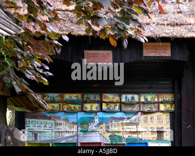 Maison traditionnelle pour les abeilles avec peintures criardes sur les ruches Banque D'Images