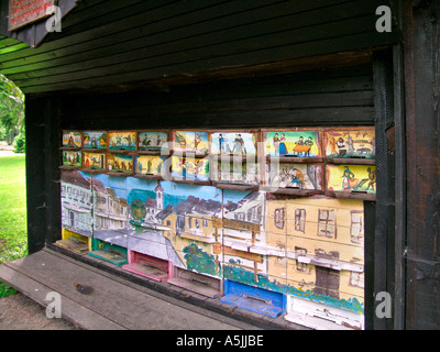 Maison traditionnelle pour les abeilles avec peintures criardes sur les ruches Banque D'Images