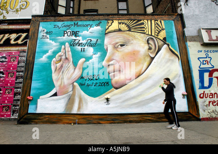 Une fresque dédiée à la mémoire du Pape Jean Paul II sur un mur sur Houston Street dans le Lower East Side de New York Banque D'Images