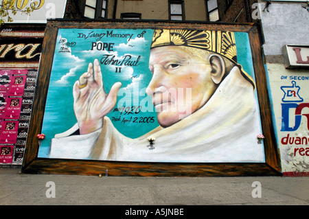 Une fresque dédiée à la mémoire du Pape Jean Paul II sur un mur sur Houston Street dans le Lower East Side de New York Banque D'Images