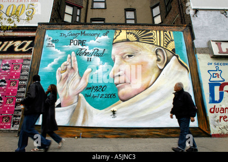 Une fresque dédiée à la mémoire du Pape Jean Paul II sur un mur sur Houston Street dans le Lower East Side de New York le 22 avril 2005 La murale a été peinte par des artistes Chico et Pete qui sont connus pour leurs peintures murales dédié à des personnalités publiques qui ont adopté Richard B Levine Banque D'Images