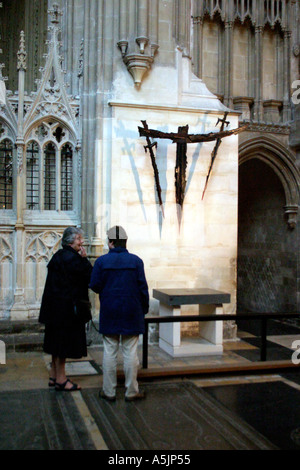 Les touristes au Monument à Thomas Becket La Cathédrale de Canterbury Banque D'Images