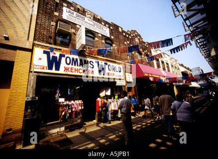 Les entreprises russes le long de la plage de Brighton Ave à Brooklyn La section de Brighton Beach de Brooklyn est le foyer de tant d'immigrants ukrainiens qu'il a été surnommé Little Odessa Banque D'Images