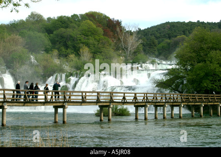 Chutes de Skradin avec touristes traversant la rivière du pont de bois à travers la Croatie Banque D'Images