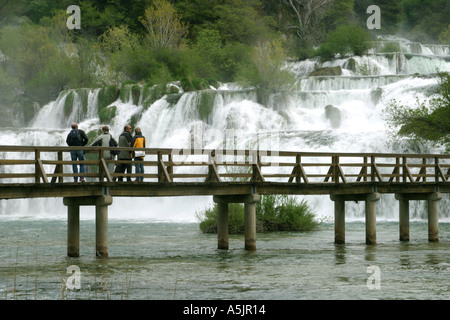 Chutes de Skradin avec touristes traversant la rivière du pont de bois à travers la Croatie Banque D'Images