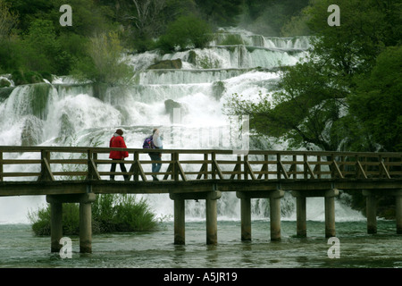 Chutes de Skradin avec touristes traversant la rivière du pont de bois à travers la Croatie Banque D'Images