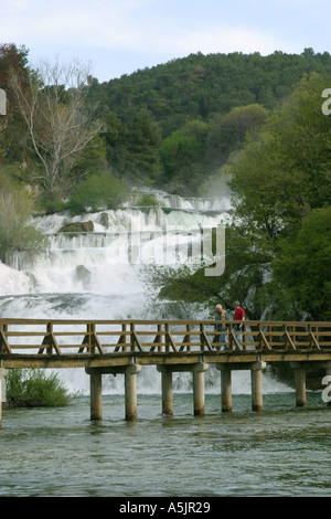 Chutes de Skradin avec touristes traversant la rivière du pont de bois à travers la Croatie Banque D'Images