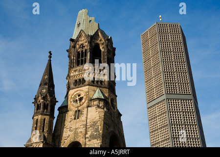 Église de la mémoire (Gedaechtniskirche), bâtiment ancien et nouveau bâtiment, sur Breitscheidplatz à Berlin Banque D'Images