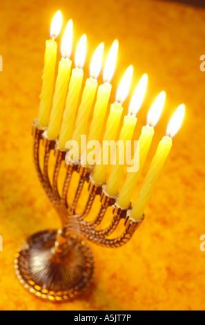 La menorah avec bougies jaune Banque D'Images