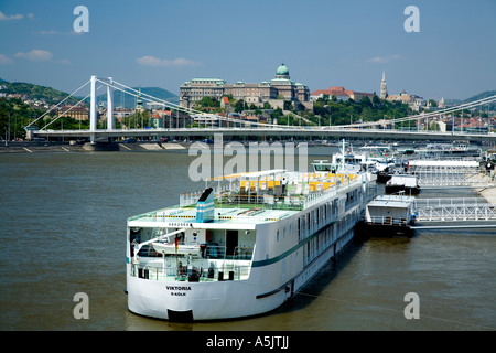 Pier avec bateaux et dans le livre blanc pont Elisabeth, Budapest, Hongrie, Europe du Sud-Est, Europe, Banque D'Images