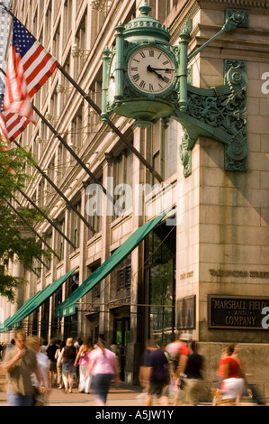 State Street shopping en face de l'horloge Marshall Fields à Chicago en Illinois Banque D'Images