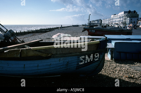 Bateaux de pêche échoués sur Worthing West Sussex, UK Banque D'Images