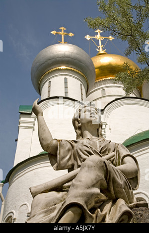 Nouveau Monastère Maidens, Angel statue d'un tombeau en face de la cathédrale de Smolensk, Moscou, Russie, Europe du Sud-Est, Europe Banque D'Images