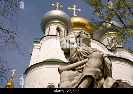 Nouveau Monastère Maidens, Angel statue d'un tombeau en face de la cathédrale de Smolensk, Moscou, Russie, Europe du Sud-Est, Europe Banque D'Images