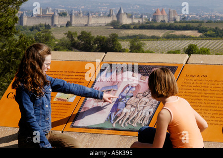 La France, au sud-ouest, Carcassonne. Josy sur la gauche et Natalie à lookout 'Aire de Belvedere de la Cité' avec fab voir et explication Banque D'Images