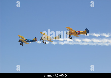 Trois biplans Stearman en formation (U.S. Marine et l'armée de versions) Banque D'Images