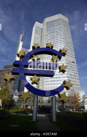 Le Euro-Symbol en face de l'Euro-Tower, siège de la Banque centrale européenne (BCE) à Francfort, Hesse, Allemagne, Banque D'Images