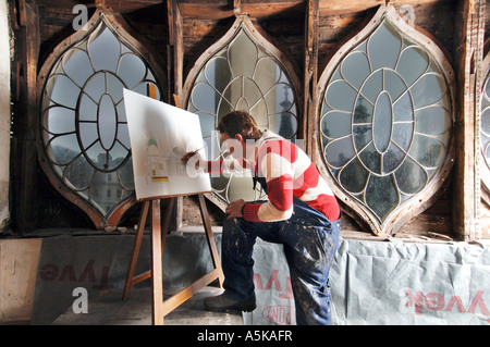 Artiste en résidence au pavillon royal de Brighton la peinture de fenêtres de style gothique ornée regency Banque D'Images