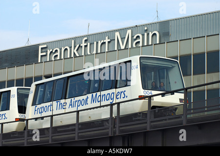 Sky-train à l'aéroport de Francfort Allemagne Banque D'Images