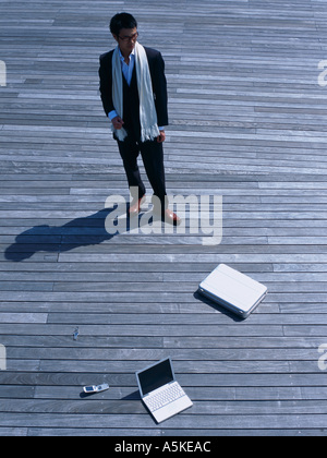 L'Homme asiatique avec des accessoires sur un pont Banque D'Images