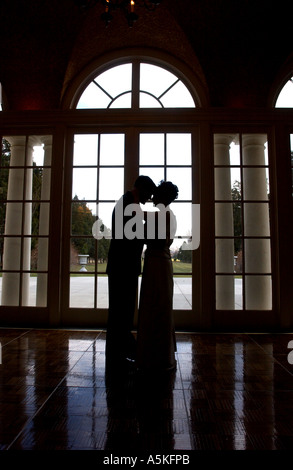 Couple baiser sur plancher de danse pendant un mariage Banque D'Images