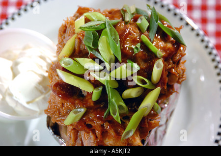 Pomme de terre au four farcies avec du porc et d'échalotes aliments barbecue Banque D'Images