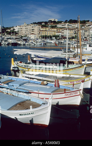 Bateaux dans le port de Cassis, Provence, France Banque D'Images