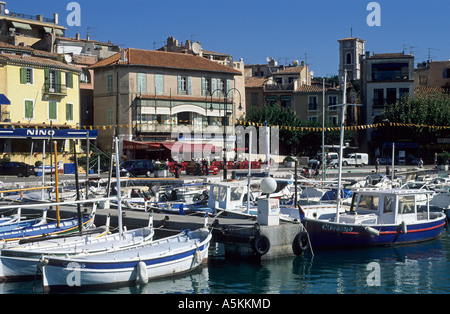 Bateaux dans le port de Cassis, Provence, France Banque D'Images