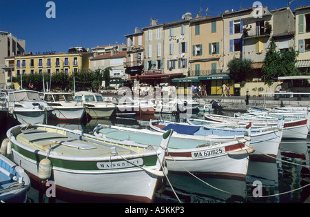 Bateaux dans le port de Cassis, Provence, France Banque D'Images