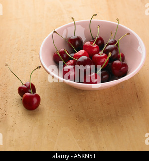 Close up of cherries in bowl Banque D'Images