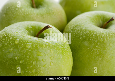 Close up de pommes avec des gouttelettes d'eau Banque D'Images