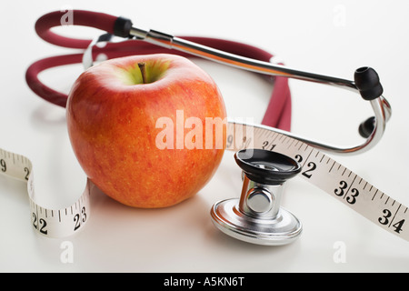 Close up d'apple a ruban et stéthoscope Banque D'Images