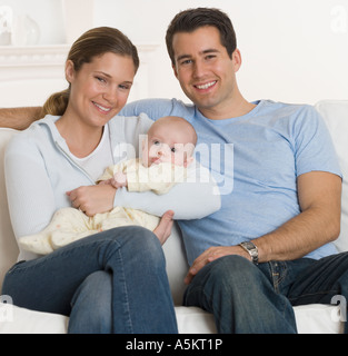 Portrait de famille avec bébé sur canapé Banque D'Images