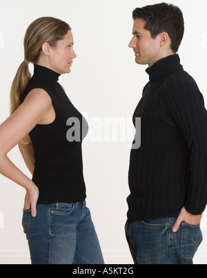 Studio shot of couple avec les mains dans les poches arrière Banque D'Images