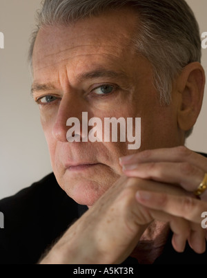 Senior man with hands clasped Banque D'Images